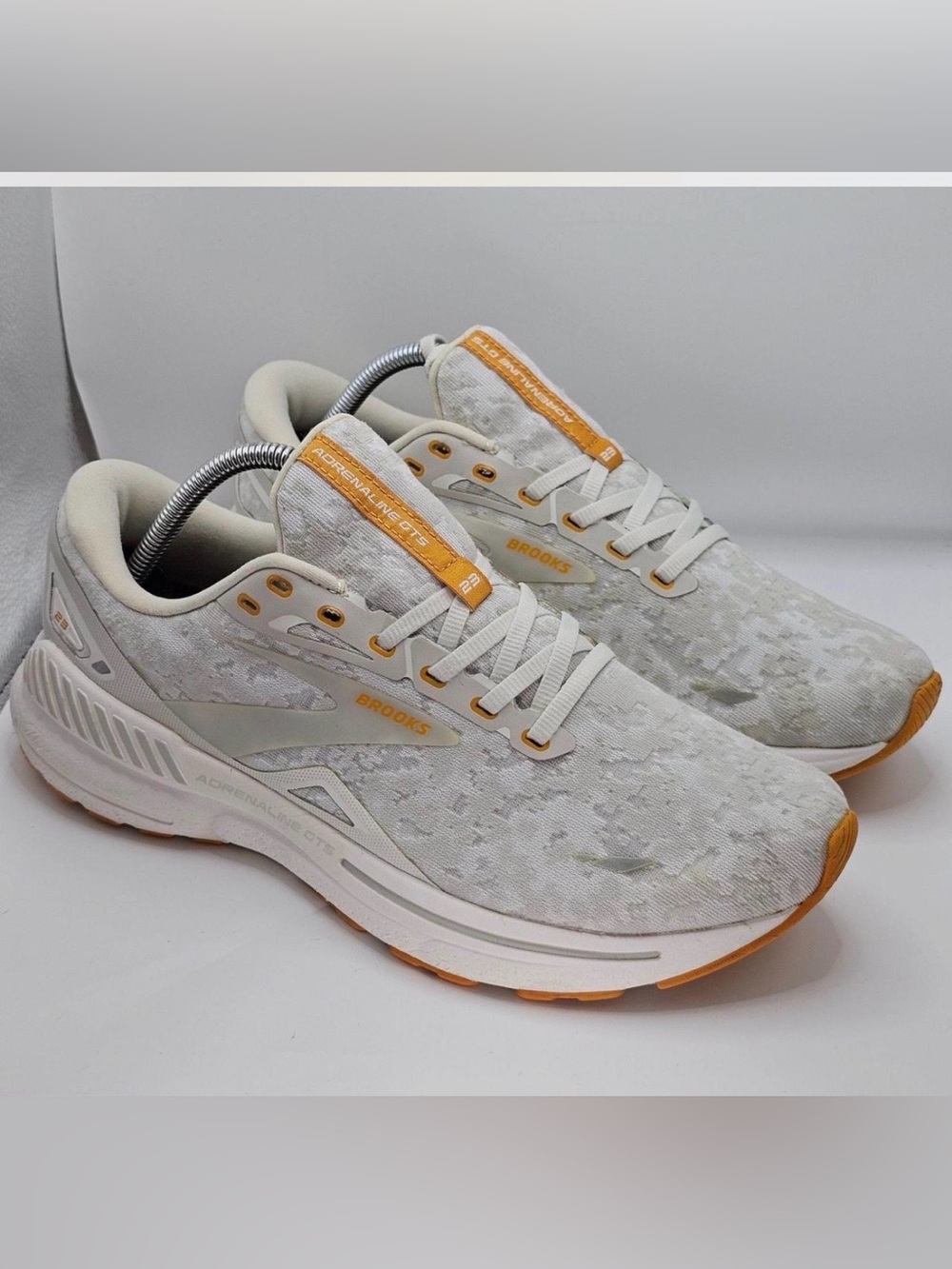 Brooks Adrenaline GTA 23 Women's Running Shoes in Blanc/Grey/Sunflower Medium B